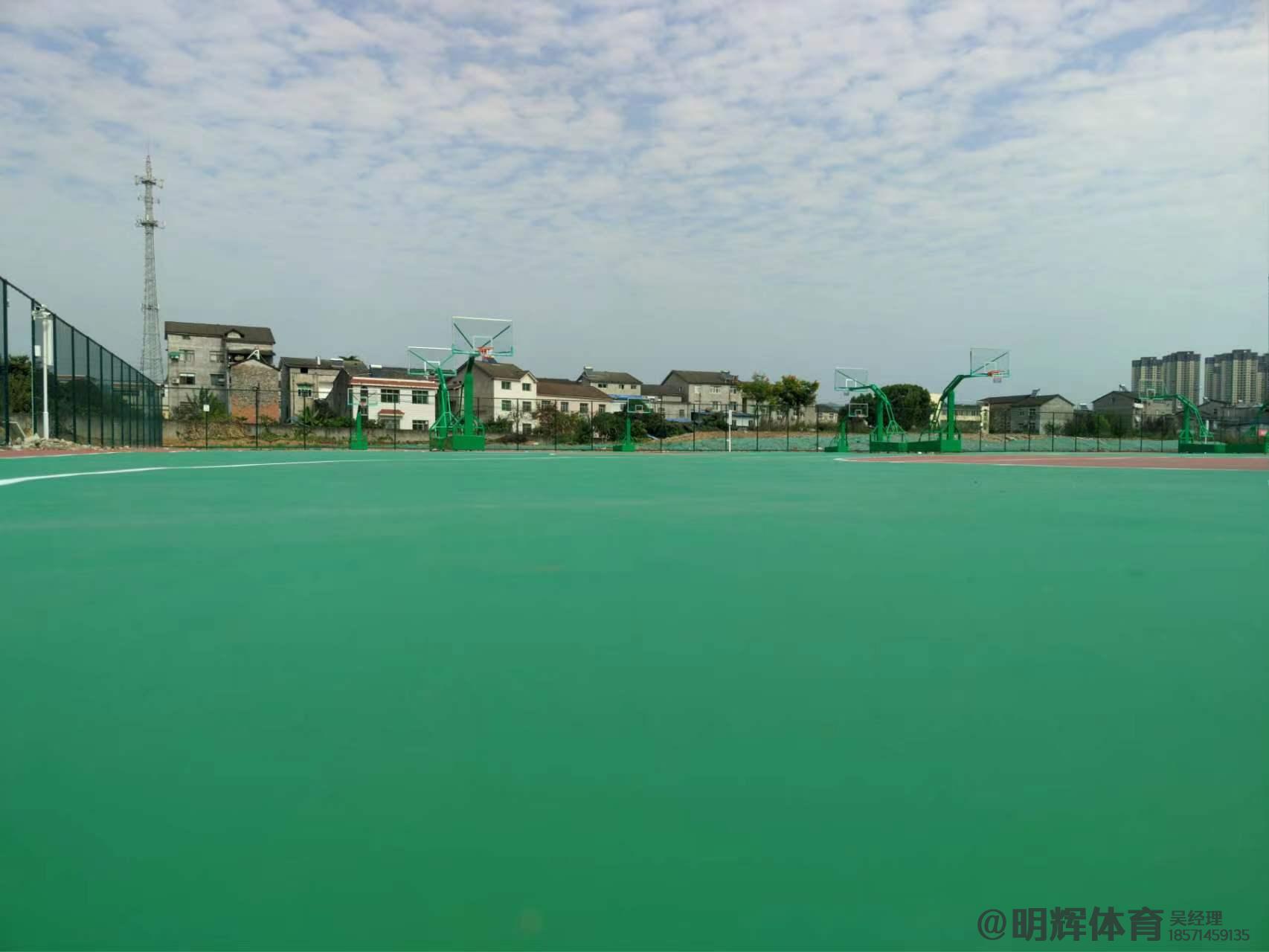芒康硬地丙烯酸球场的优缺点